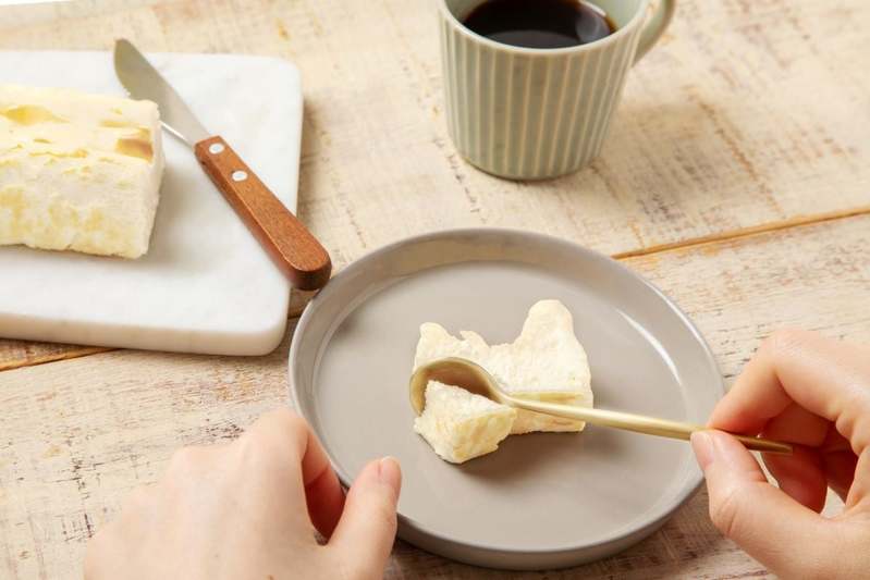 「生クリーム専門店ミルク」から産地直送。凍らせて美味しい「生クリームアイスケーキ」出来立ての生クリームを急速冷凍して鮮度と美味しさを閉じ込めてお届けします。