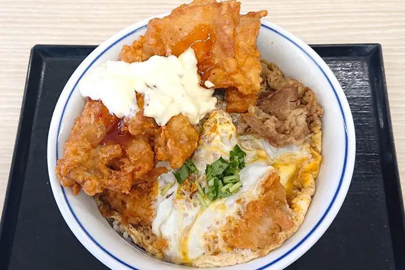 かつやがボリューム満点「牛・豚・鶏のトリプルカツ丼」発売！ヘビー級対決に意識がぶっ飛んだ