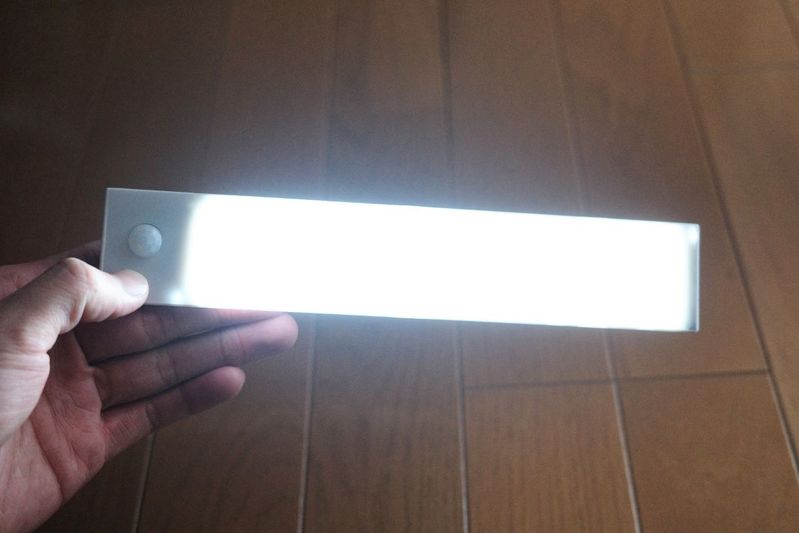 帰宅後、玄関が暗い問題。コンセントなしで使える「カドピタ」を設置すれば、手が塞がっていても安心です