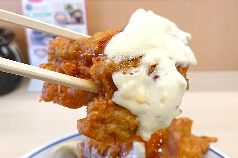 かつやがボリューム満点「牛・豚・鶏のトリプルカツ丼」発売！ヘビー級対決に意識がぶっ飛んだ