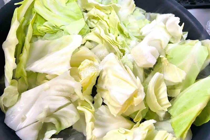 これ最強じゃない？　キャベツの炒め物に“アレ”入れたら、ウソみたいに美味くなった