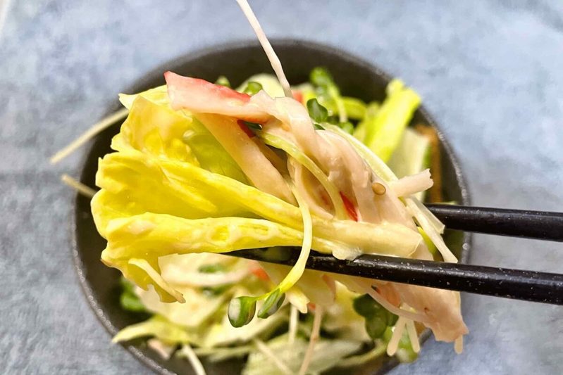 レタスが主役の“酒に合うサラダ”が激ウマ 3つの調味料で作るタレがたまらない