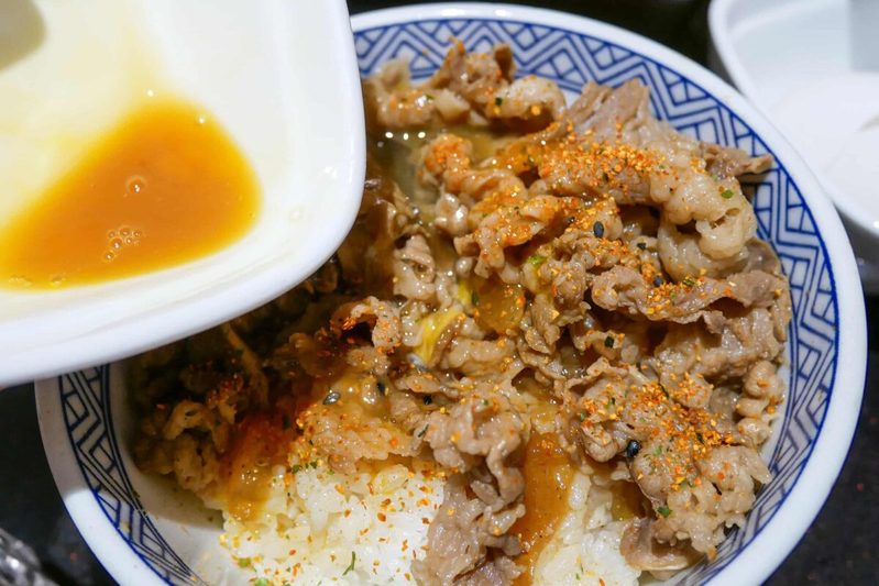 吉野家の牛丼、20年以上通う銀シャリ鰻の“食べ方”がガチすぎる…