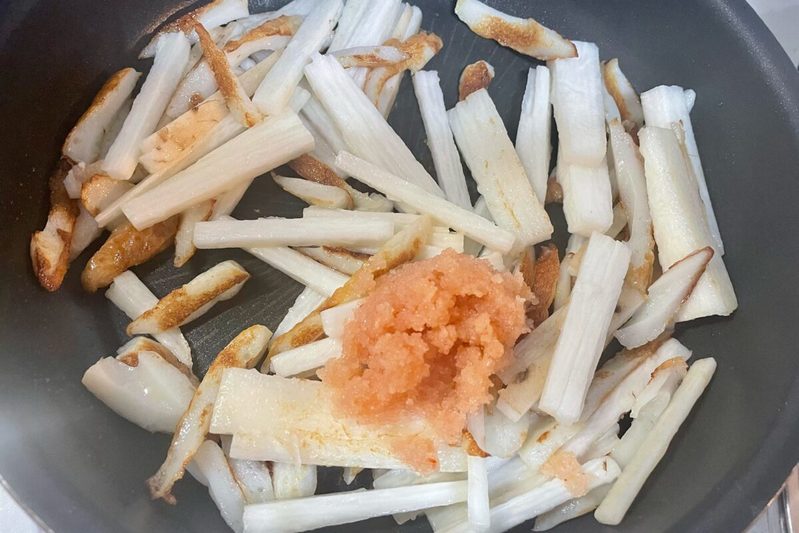 家事ヤロウの「ちくわと長芋の明太チーズ炒め」　調味料なしなのにこんなに美味しいなんて…