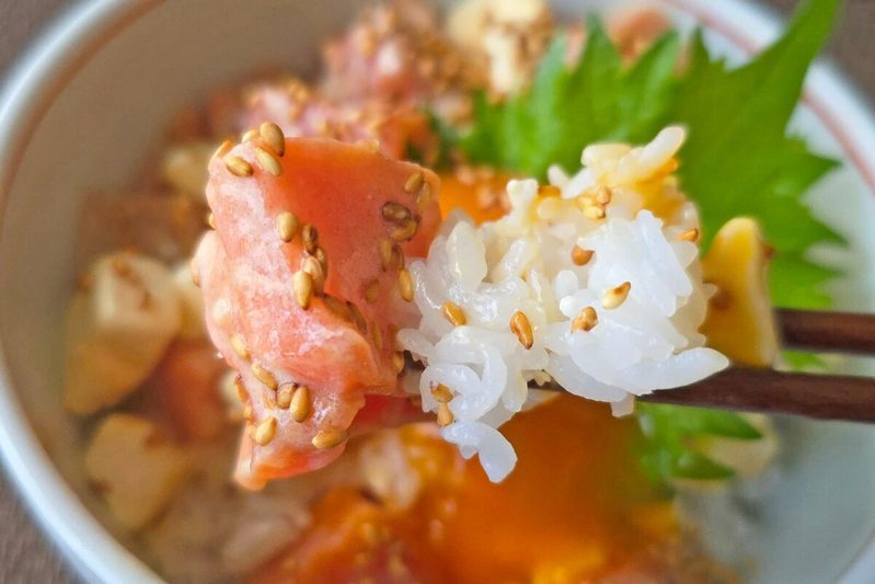 ご飯に乗せて食べてみて　ごちそう丼ができるサーモンの簡単アレンジ