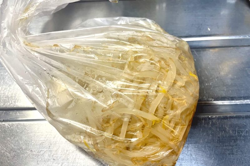 【もやしと調味料3つだけ】レンチンで作る神レシピ 超優秀な常備菜だった