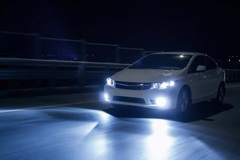 対向車がいるのに切り替わらない！オートハイビームのトラブルはなぜ起こる？