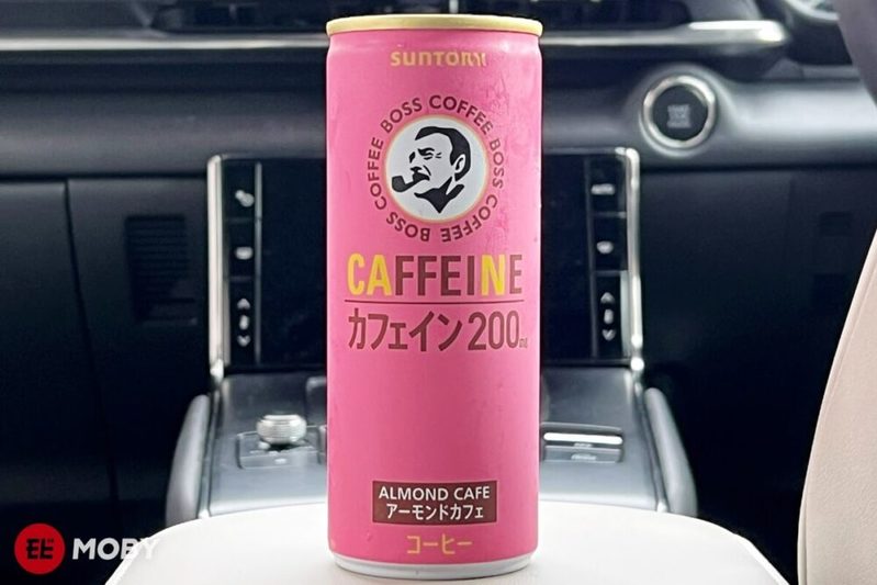 ドライブにはエナドリ!『BOSS カフェイン アーモンドカフェ』のかわいい桃色に騙されるな