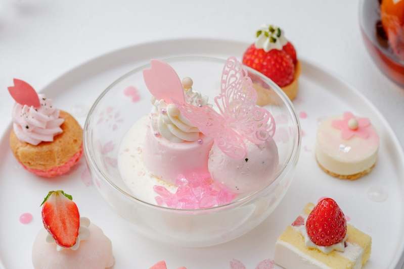 春の訪れを感じさせる桜と苺をたっぷり堪能 可愛らしいパステルカラーのスイーツでお花見気分を楽しむ Sakura Strawberry Cake Setが期間限定で登場!
