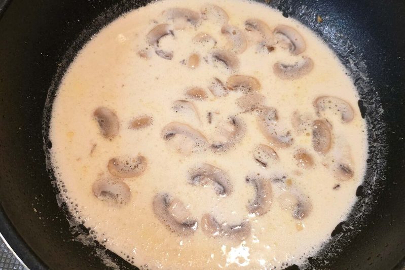 リュウジさんの「鶏むね肉のミルク煮」作ってみたら感動… フランス料理の味わいに