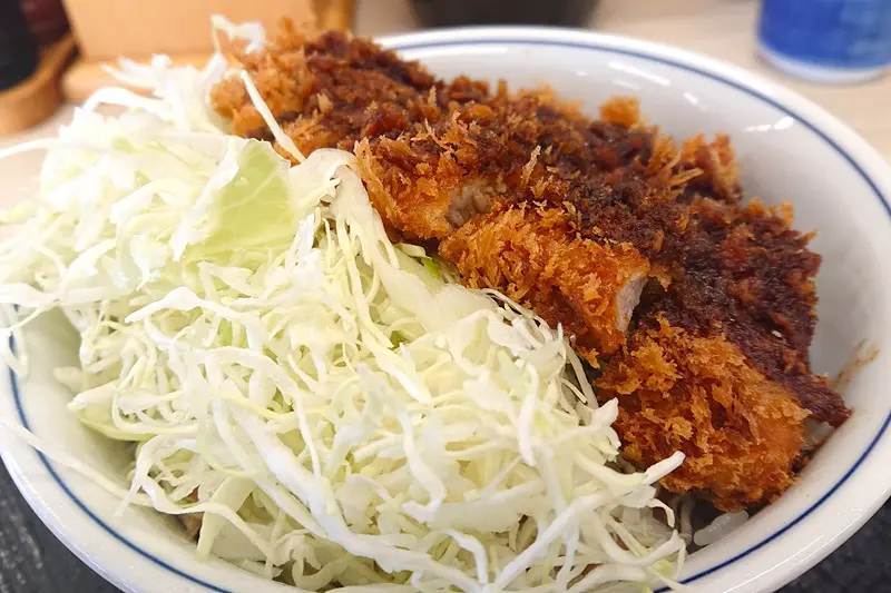 かつやの見せない美学とは……　ソースカツ丼に隠されたベーコンエッグをのぞき見してきた