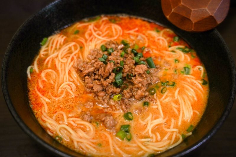 名店「創作麺工房 鳴龍」の担々麺を自宅で楽しめる　濃厚なごまの風味と旨辛味が最高すぎる…