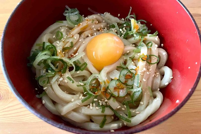 冷凍うどんが“シェフの味”に化ける ジョーさん。の「卵かけうどん」がシンプルなのに絶品