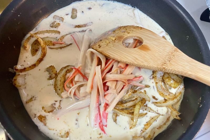 食事処さくらの「卵とカニカマのカレー炒め」はコクたっぷり　タイ料理っぽさが簡単に味わえる
