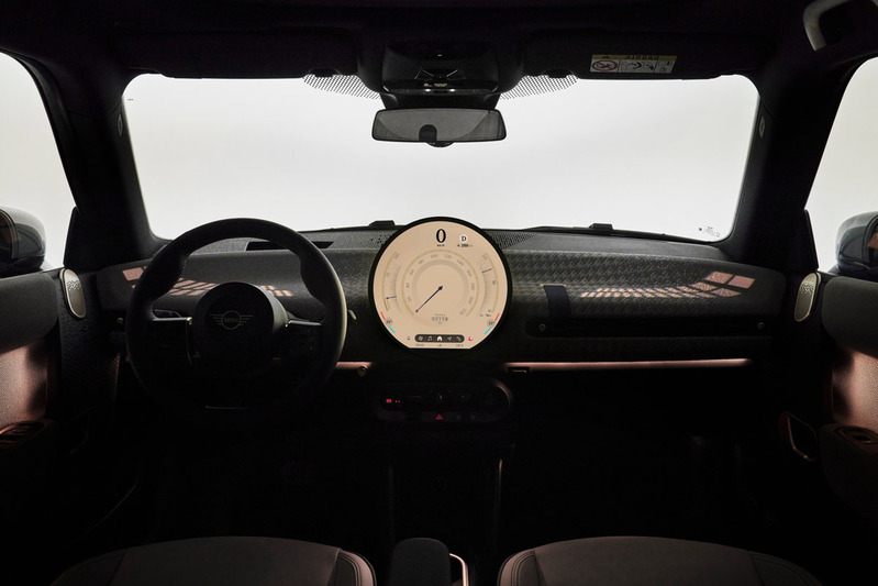 MINI COOPER 10年ぶりのフルモデルチェンジ。EVもラインアップに追加されライフスタイルのトレンド「シンプリシティ」でデザイン