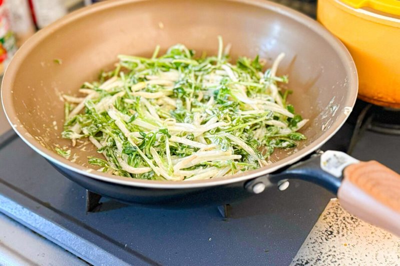 野菜高すぎて悲鳴も…　キユーピー公式、もやしと豆苗「調味料1つ」の最強レシピが必見