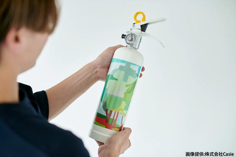 この消火器、何かがおかしい…　カラフルすぎるデザインに秘められた機能に目を疑う