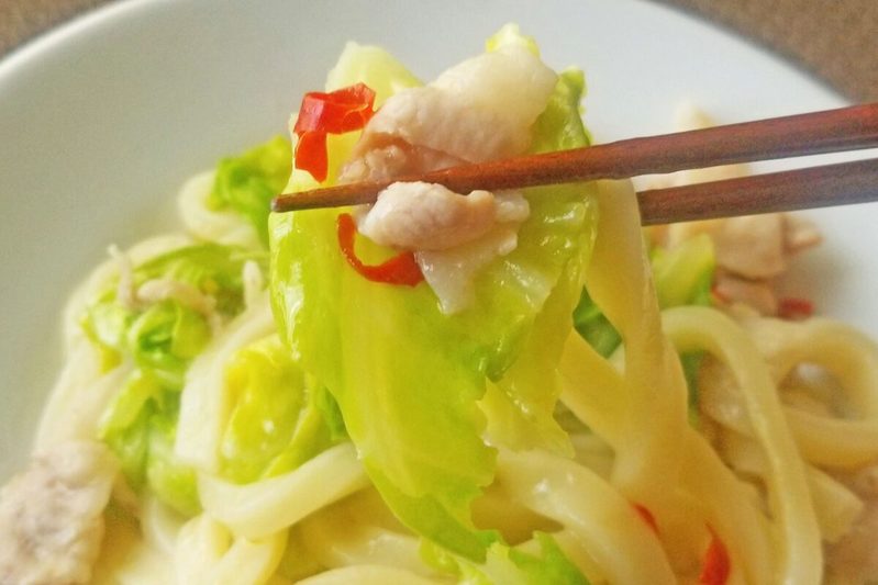 まみ氏の「豚キャベうどん」はレンチン1回だけで完成　シンプルだからこそヘビロテの味