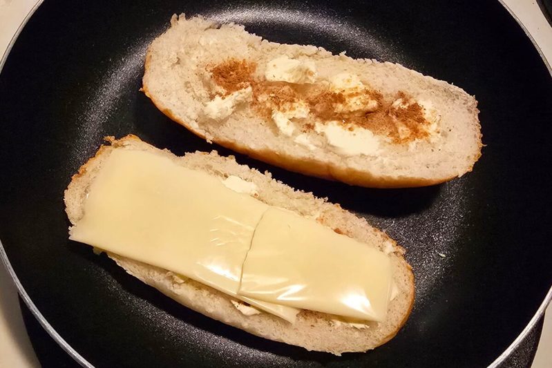 フライパンで焼くだけの「濃厚チーズパン」が罪深すぎ 悪魔的な甘じょっぱさに沼る