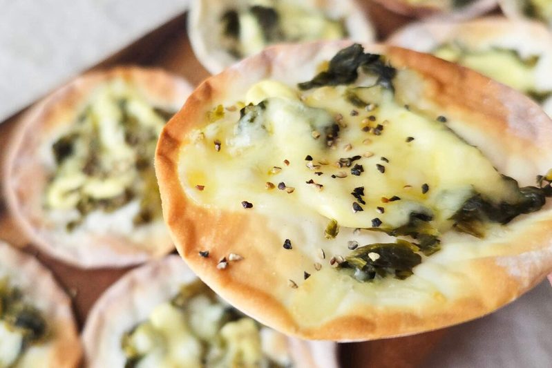 餃子の皮に“高菜”を乗せて… あっという間に作れる「激うまピザ」が最強