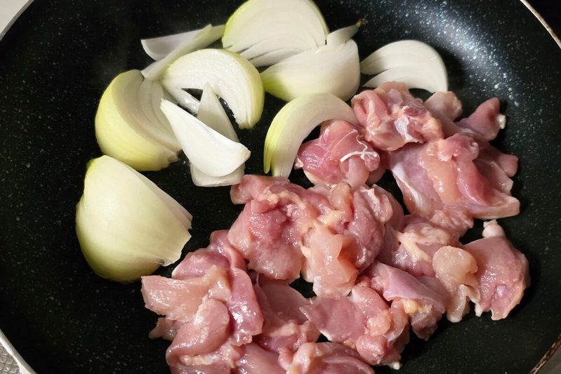 「新玉ねぎと鶏もも肉」あったら作って! ワンパンで完成の激ウマおかず