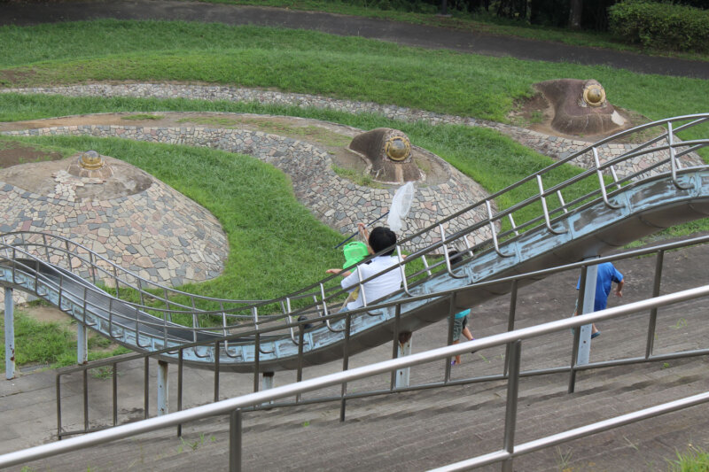 遊びや散策に！巨大ピラミッドとドラゴンスライダーがある『秋葉台公園』