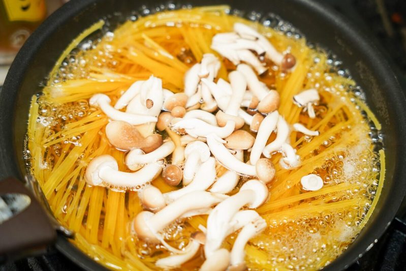 鳥羽周作シェフの「無限納豆パスタ」が誰でも作れて激ウマすぎ　これはリピート確定レベル…