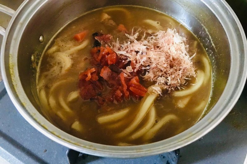 速水もこみち考案、レトルトで作る「カレーうどん」が爆うま　ズボラ編集者が作ってみた