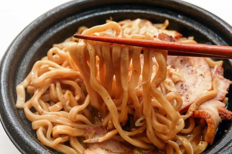 ローソン、47％増量「盛りすぎチャレンジ」に今年も衝撃　“二郎系ラーメン”の破壊力がスゴい…