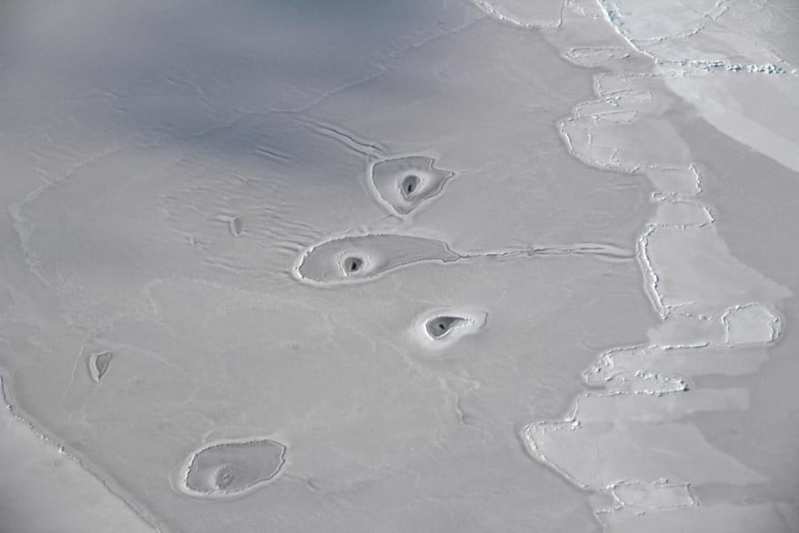 NASAも説明不可能？「謎の氷の穴」が北極で発見される