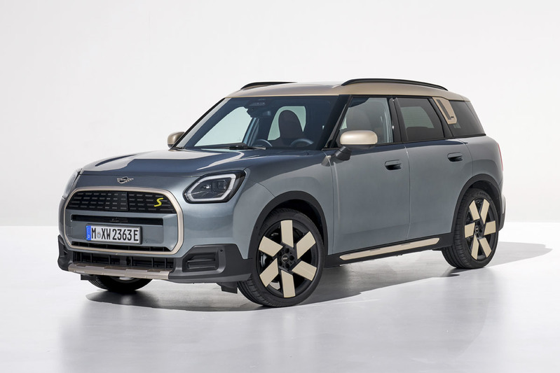 MINI COOPER 10年ぶりのフルモデルチェンジ。EVもラインアップに追加されライフスタイルのトレンド「シンプリシティ」でデザイン