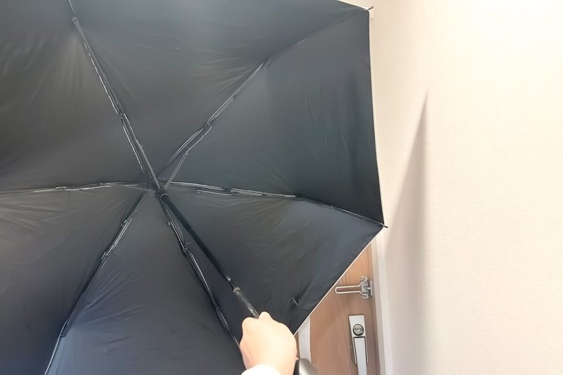 傘の“内側”を拭いたらゾッとした… その「正体」に驚愕、乾かすだけじゃダメだった
