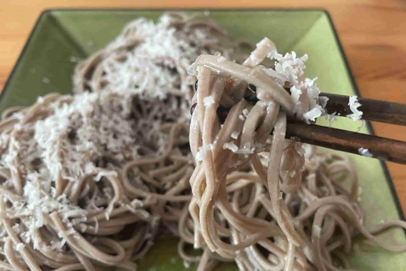 茹でた蕎麦に“アレ”かけてみて! Aosトラットリアの食べ方が激ウマすぎた
