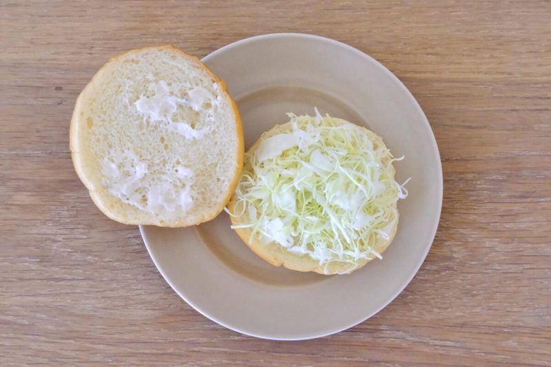 ファミチキバンズで作る「グラタンコロッケバーガー」が濃厚トロうまでたまらない