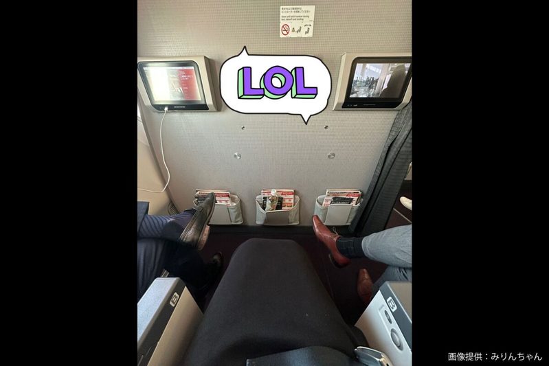 飛行機で着席した女性、隣の男性のマナーに目を疑う　「不愉快すぎる」とネット民も激怒