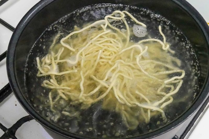 リュウジ氏、カップ麺発売日に衝撃の「味の素ラーメン」公開　この発想はなかった…