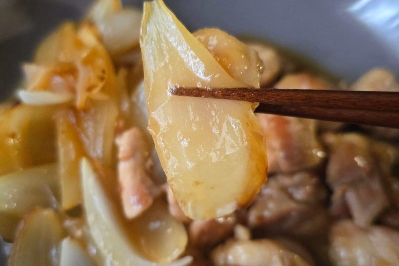 「新玉ねぎと鶏もも肉」あったら作って! ワンパンで完成の激ウマおかず