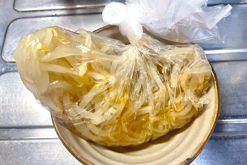 【もやしと調味料3つだけ】レンチンで作る神レシピ 超優秀な常備菜だった