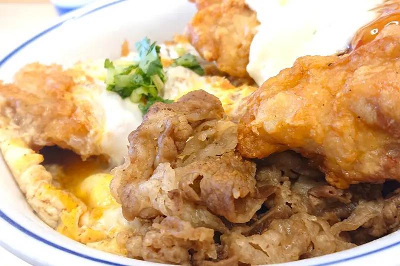 かつやがボリューム満点「牛・豚・鶏のトリプルカツ丼」発売！ヘビー級対決に意識がぶっ飛んだ