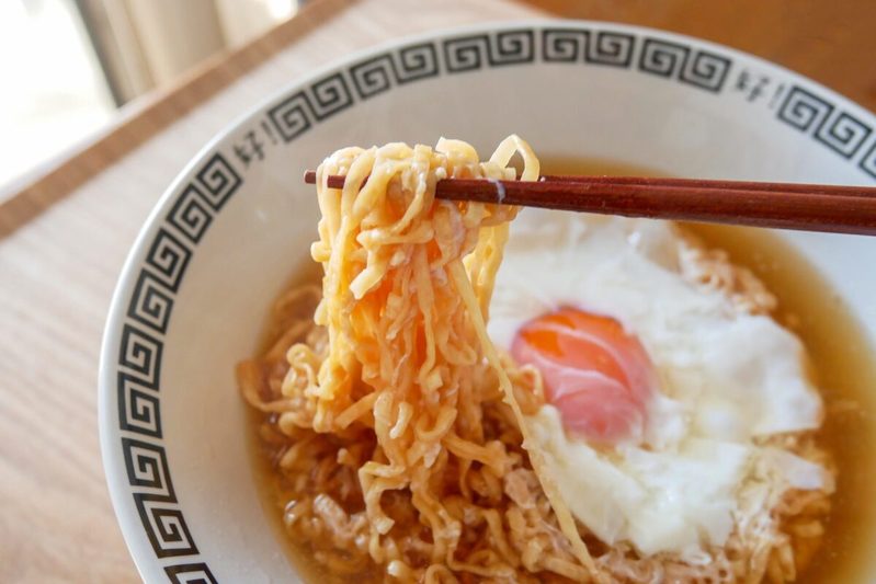 7割が失敗するチキンラーメンの卵乗せ 「公式の作り方」で完璧に固まる