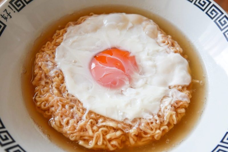 7割が失敗するチキンラーメンの卵乗せ 「公式の作り方」で完璧に固まる