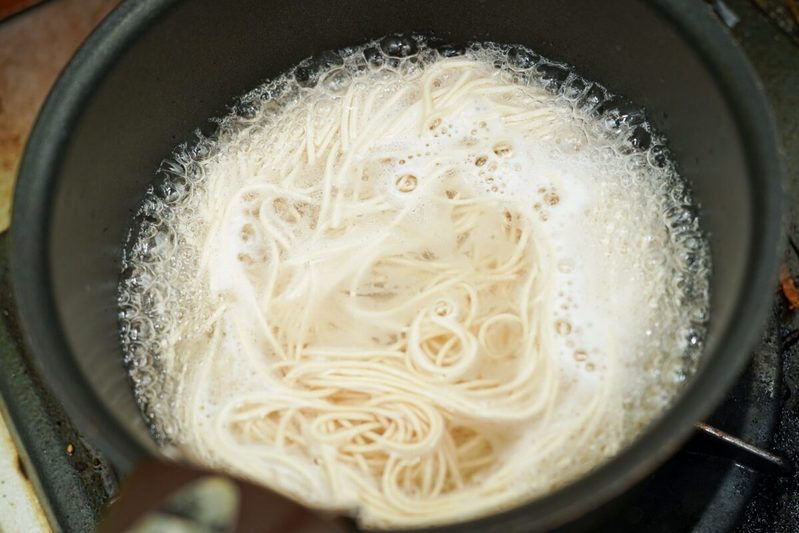 宮川大輔が“熊本ラーメン”の魅力に気づいた一杯　「熊本ラーメン 桂花」を実際に食べてみた