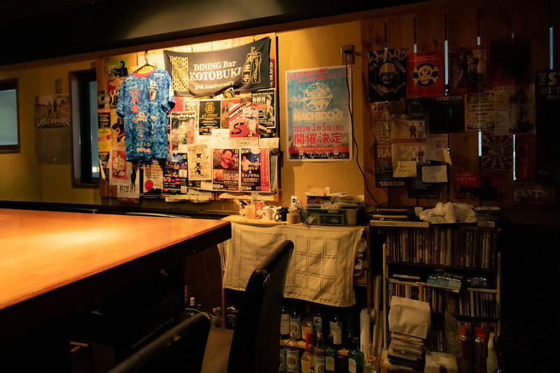 Rockをこよなく愛するマスターとのひと時が最高！『シラサキbar』