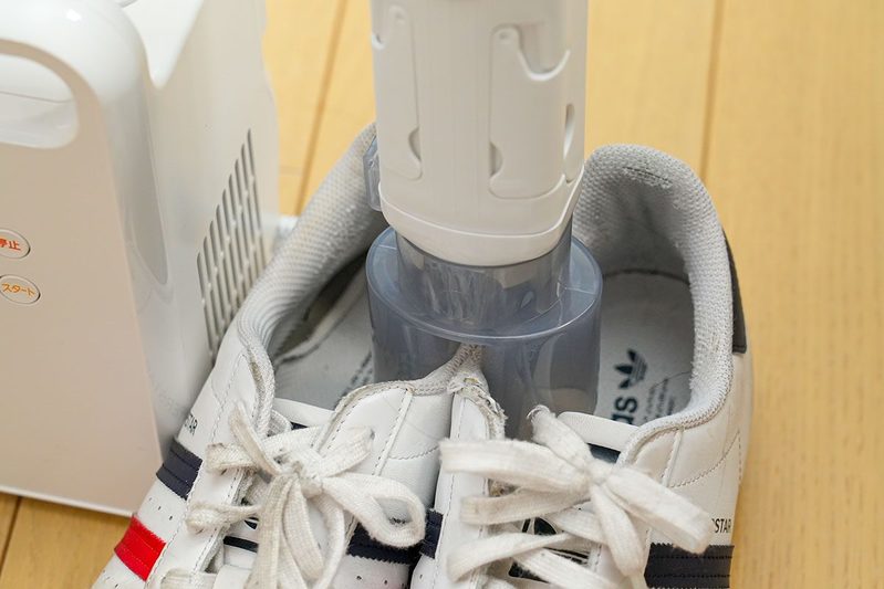 びしょ濡れスニーカーを“30分”で完全乾燥 梅雨前に用意したい「最強の乾燥機」
