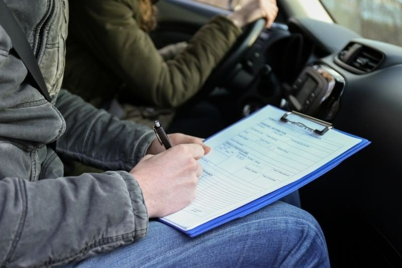 足の疲れにサヨナラできる?渋滞時のブレーキのコツや注意点をドライビングインストラクターが解説