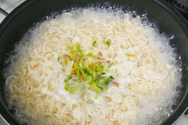 ペヤングがまるで生麺の食感に？　まるか食品社員が教える「裏ワザ」を検証