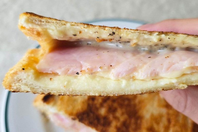 フライパンで作る「チーズたっぷりホットサンド」が激ウマ これはズルい…
