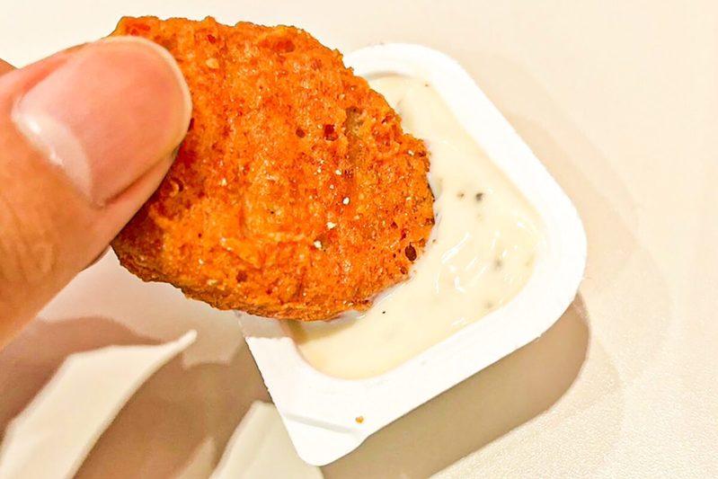 マクドナルド、チキンナゲットの新ソースが「シビれる旨さ」　“あの芸能人”の食べ方を試してみたところ…