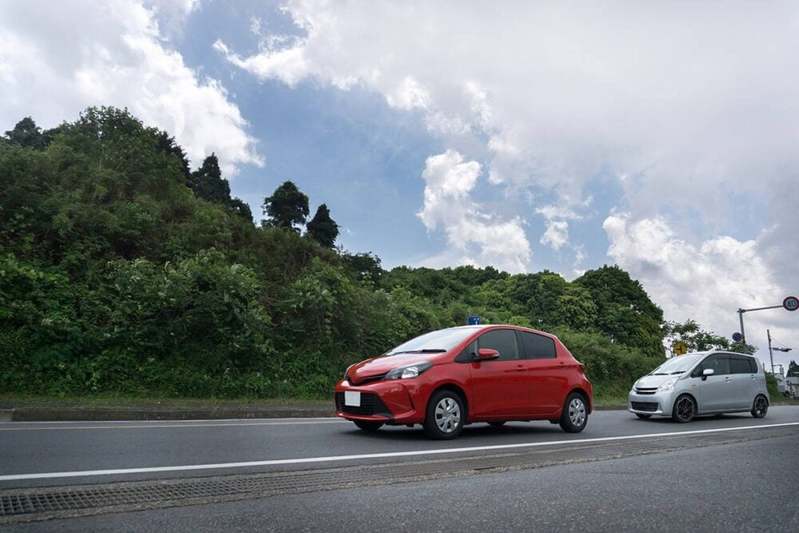 「こっちは法定速度で走っているのに…」“煽り気味”の後続車にも道を譲るべき？誤解されやすい《追いつかれた車両の義務》