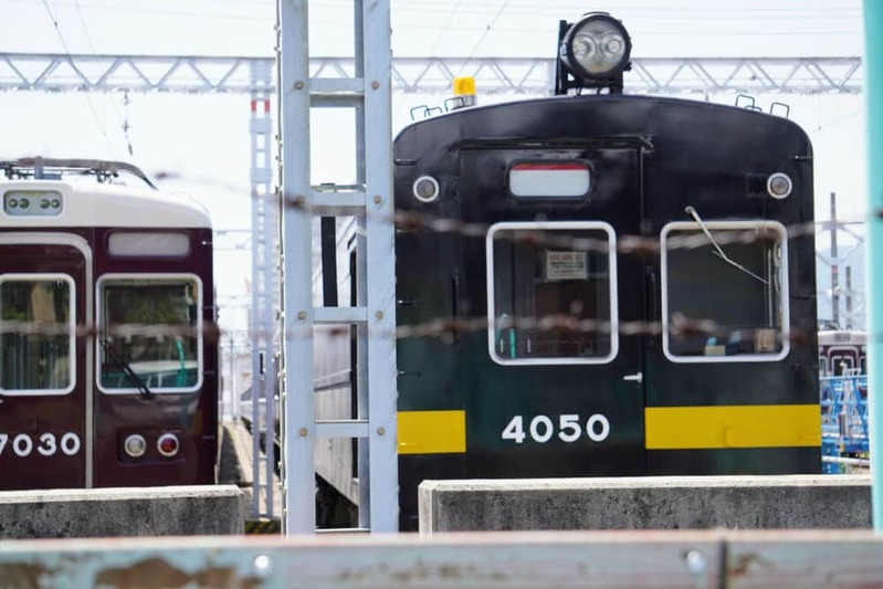 阪急電車の車庫に、いつもと違う黒い色の電車がとまってる【西宮フォト】